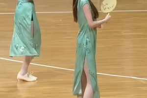 太卷了！遼寧美女啦啦隊(duì)穿旗袍表演