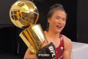 總冠軍獎(jiǎng)杯NBA球員拿著覺(jué)得小，UFC選手捧著顯得好大啊