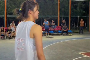 兄弟們和這位16歲的小女生1v1打半場 你真的確認能贏她嗎？