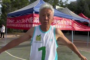 這就是真正的熱愛吧！65歲大叔帶球行云流水 體能杠杠的~