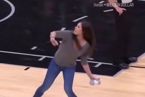 WNBA女籃球員的臂力有多恐怖？從球場直接扔到看臺最高層！