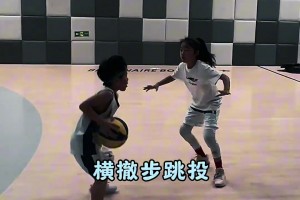 打得相當(dāng)可以??！楊毅7歲的兒子與賈磊10歲的女兒1v1單挑