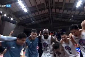 NBL香港金牛奪得年度總冠軍！全隊繞圈興奮慶祝！