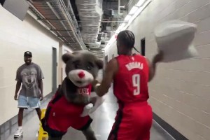 戰(zhàn)績可查！狄龍“單殺”NBA最強吉祥物！